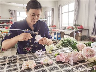 社旗仿真花打開致富路，南陽文鑫工藝品李富文的創(chuàng)業(yè)路(圖1)