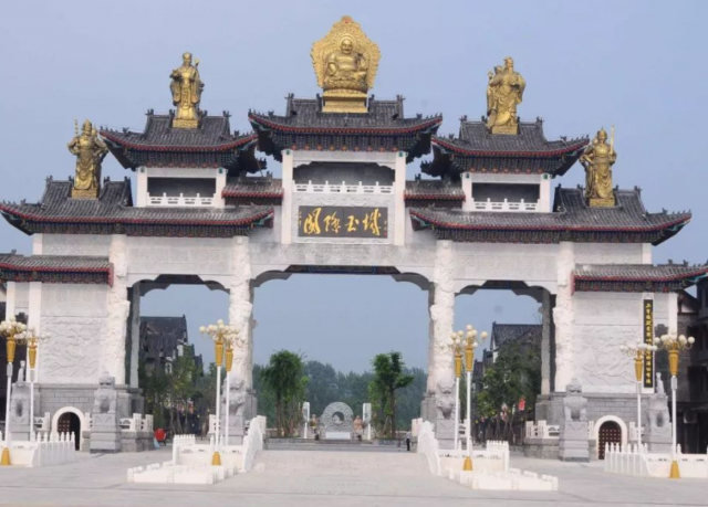 國(guó)際玉城，南陽(yáng)石佛寺大規(guī)模交易市場(chǎng)(圖1)