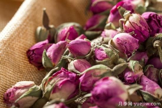 玫瑰花泡水有什么好處？還可以和什么一起泡水喝？(圖1)